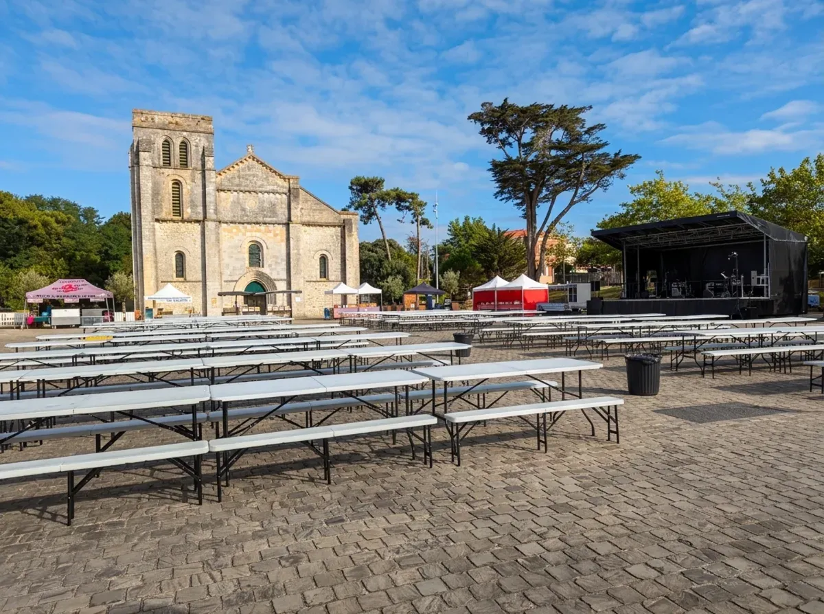 La basilique Notre-Dame-de-la-fin-des-Terres sur sa place pavée