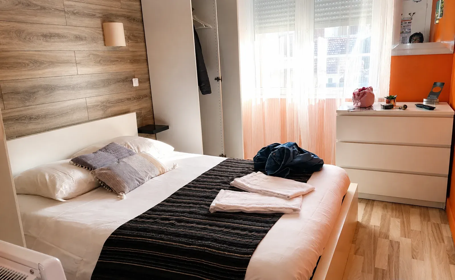 Chambre Confort avec tête de lit en bois blond