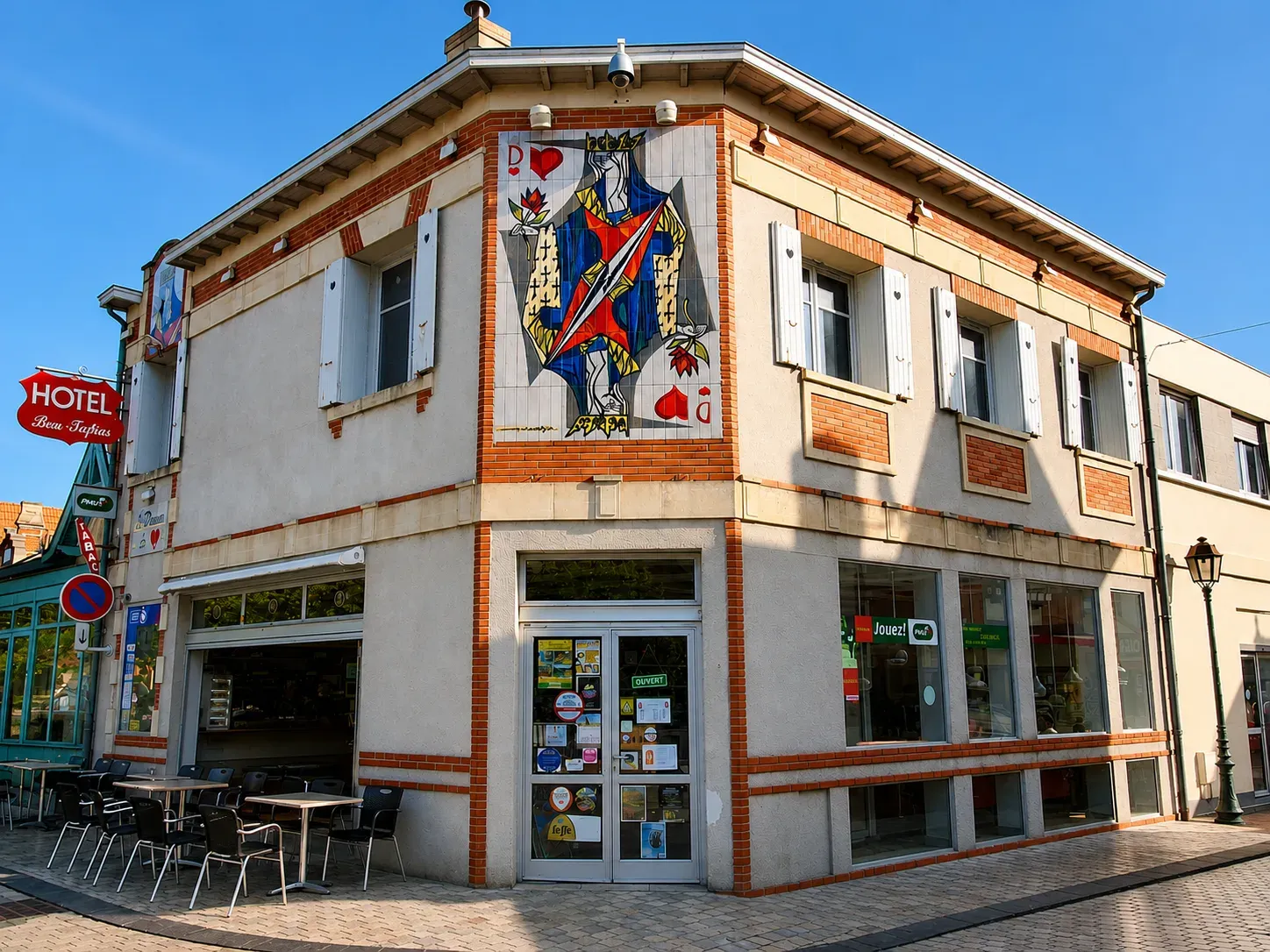 La façade de l’hôtel La Dame de Cœur et sa fresque en azulejos représentant la dame de cœur