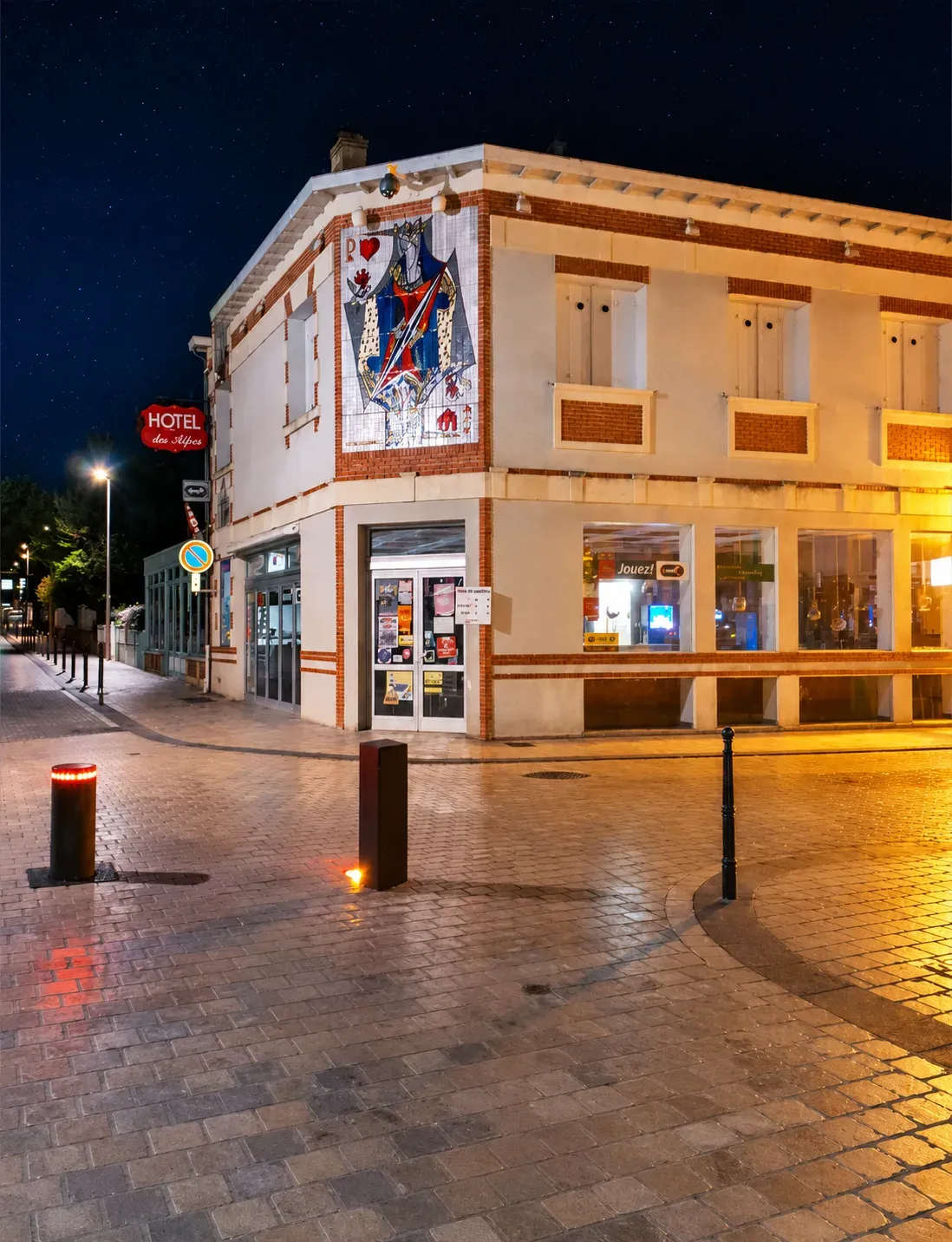 La façade de La Dame de Cœur illuminée à la nuit tombée