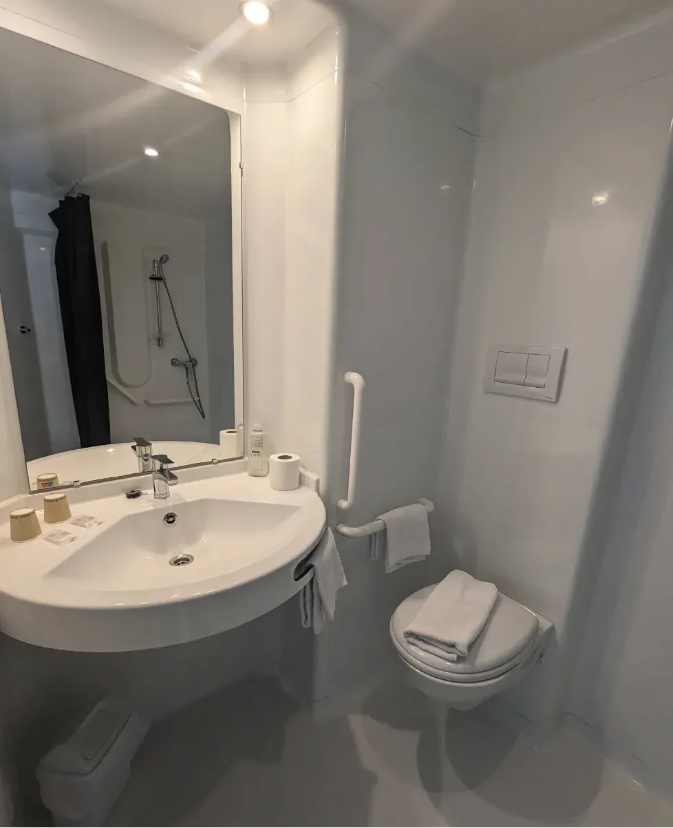 Salle d’eau privée avec douche et vasque